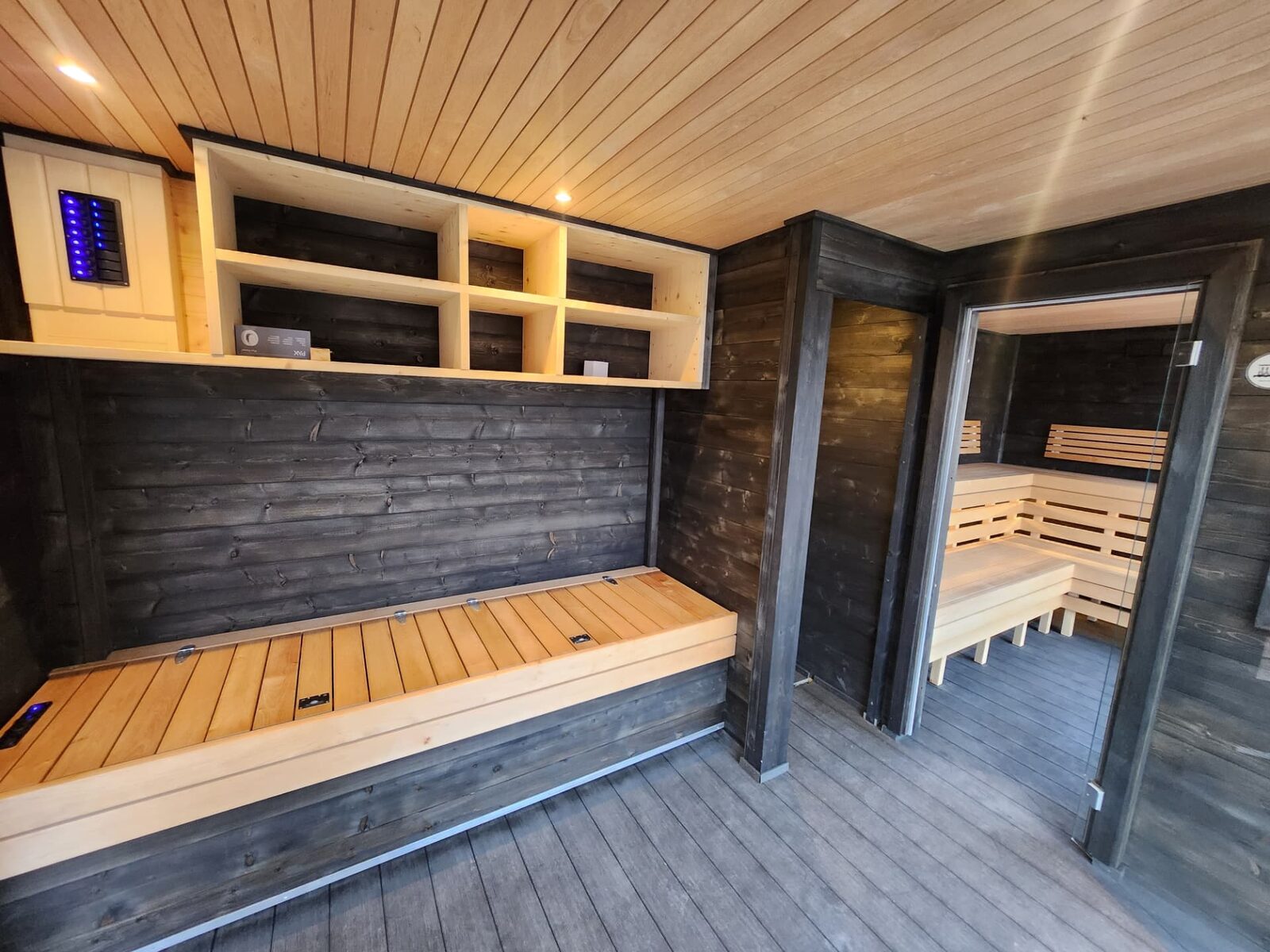 Loungen med bänkar och hyllor