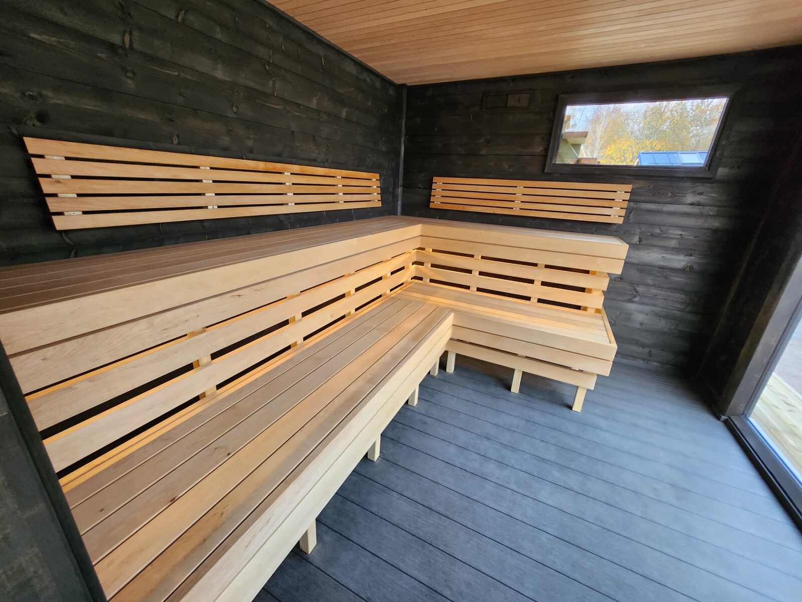 Lavarna i ljust trä mot det brända virket